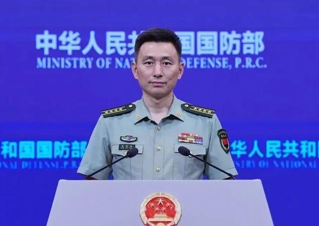 菲律宾一架小型飞机逼近黄岩岛领空，解放军出动教-10教练机挂着霹雳-5E实弹升空