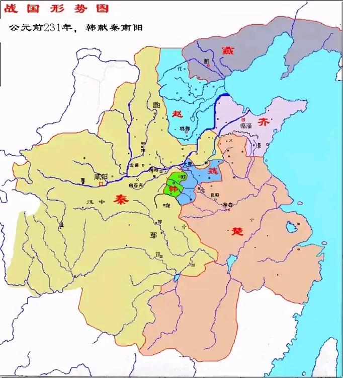 下方左图是秦始皇“六王毕”前战国七雄地图，秦国不仅占了近一半疆域，实力上也完全碾