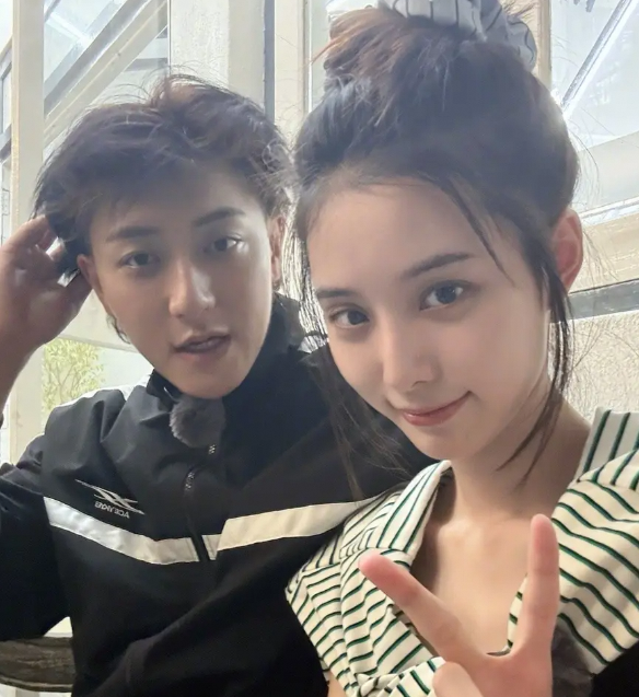 黄子韬发文晒与徐艺洋出游二人甜蜜互动