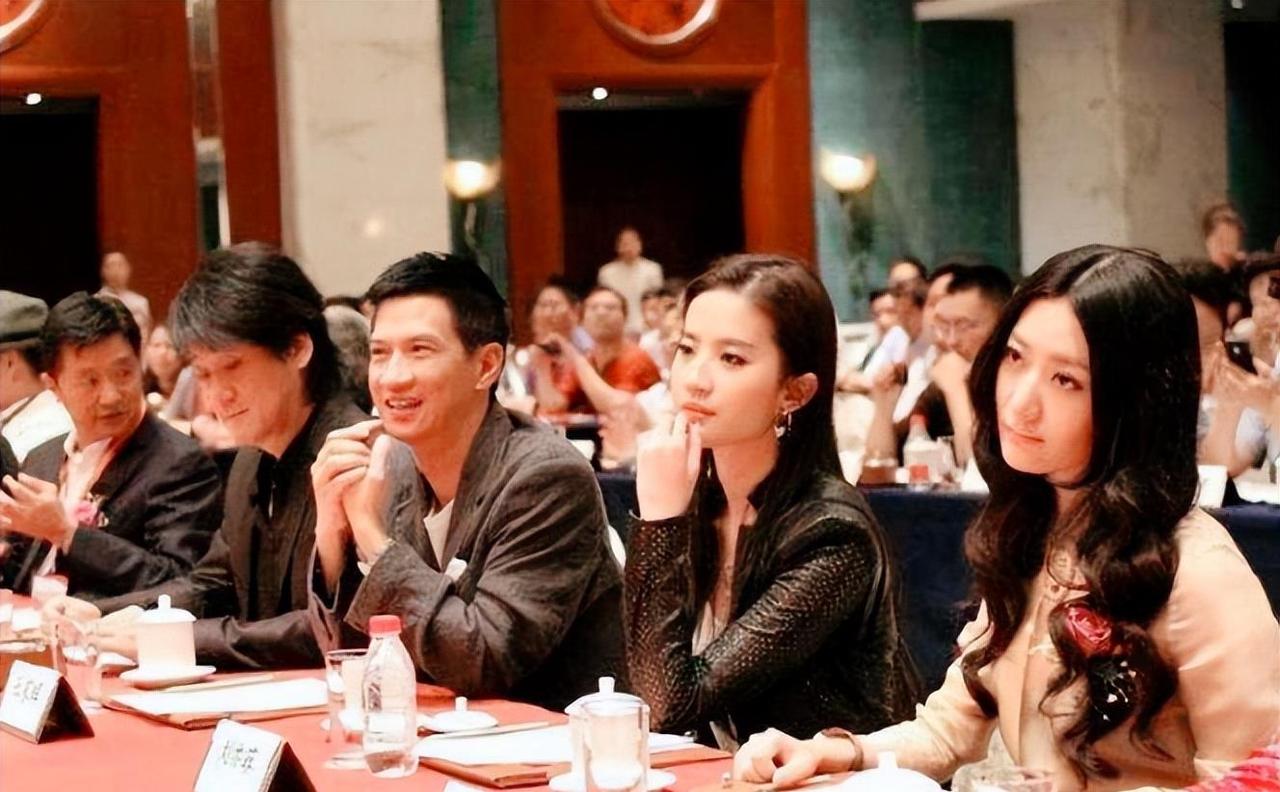 这张靓照，我一眼就认出了神清骨秀、长睫如帘的刘亦菲，胖瘦合度、笑容可掬的张家辉，