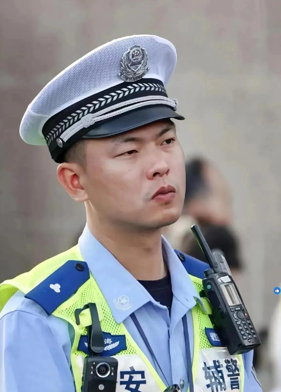 辅警不能直接担任派出所所长或副所长，原因如下：根据《中华人民共和国人民警察法》