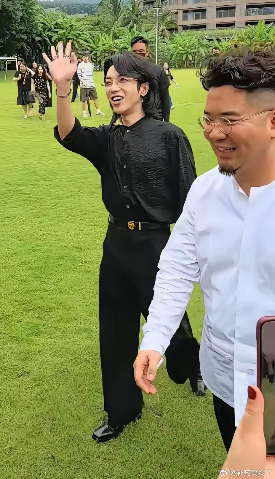 终于看到华晨宇穿衣正常的时候，没有浓妆艳抹，看着都顺眼多了，帅气又阳光。