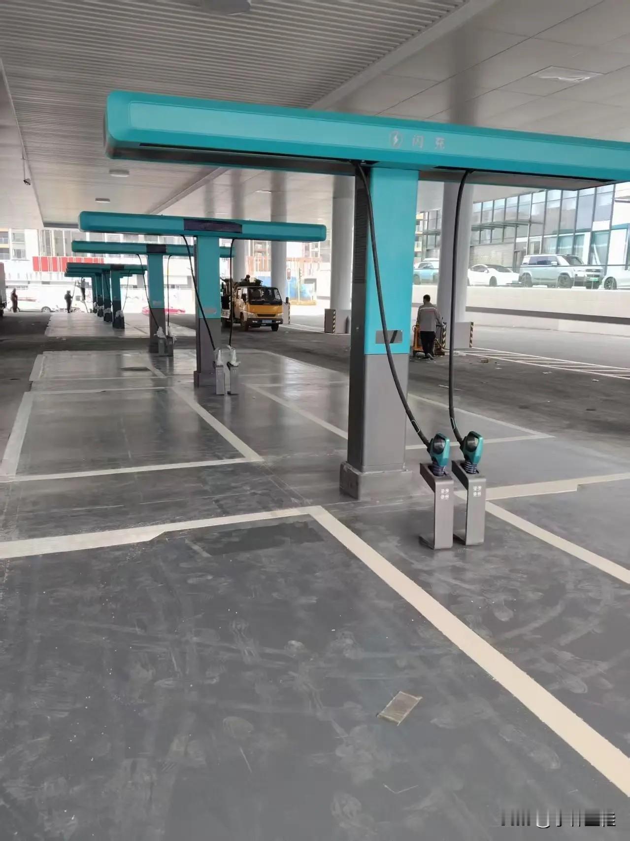 来感受下比亚迪二代兆瓦闪充的气场！单枪电压1000V，电流1500A，充电功率