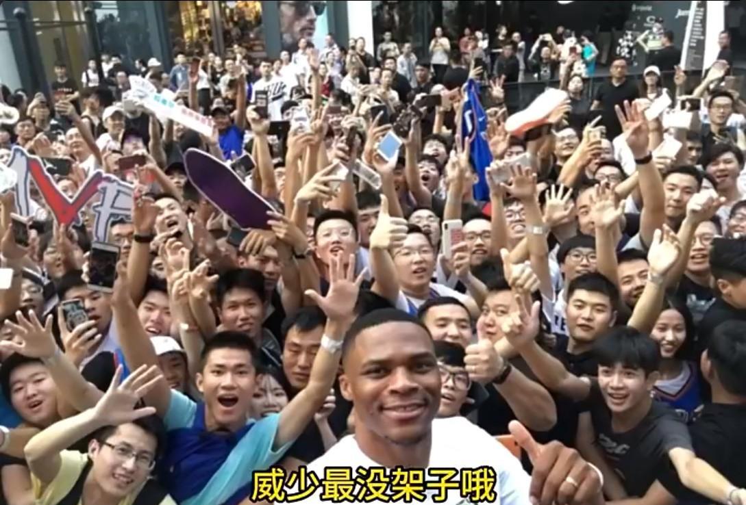 威少真低调啊著名篮球评论员杨毅近日在一档节目中谈到了威少，他说：“16年在拉斯