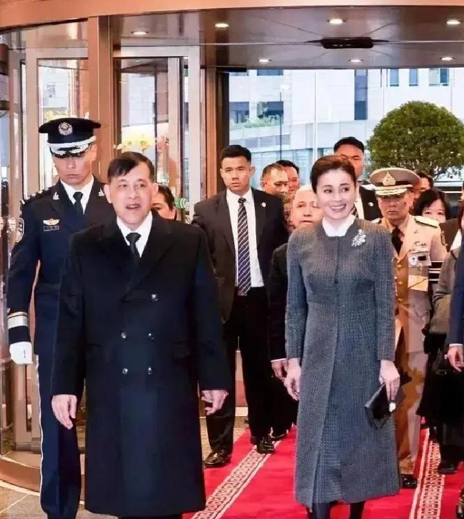 就在刚刚。中方突然宣布了：采购泰国大米50万吨。这步棋不追求噱头，目