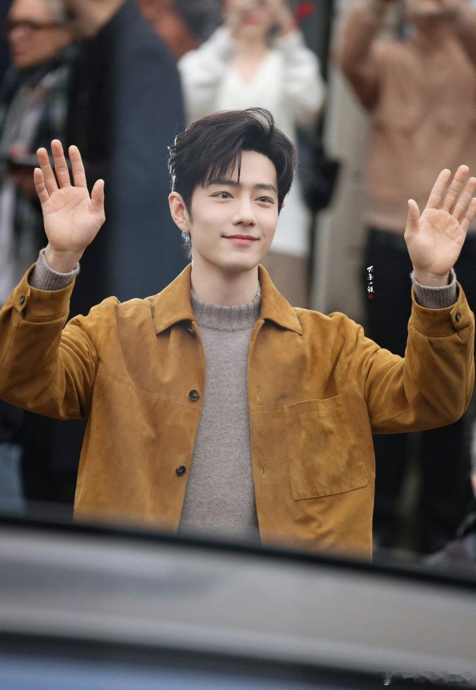 肖战米兰看秀造型妖冶的眉眼染上暖意，极至缱绻，只一眼，便让人甘愿沉沦。TODS