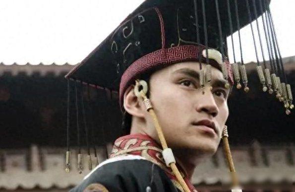 他是唯一起义成功的书生皇帝，善待百姓不杀功臣，临终遗诏感动世人。公元二三年夏天