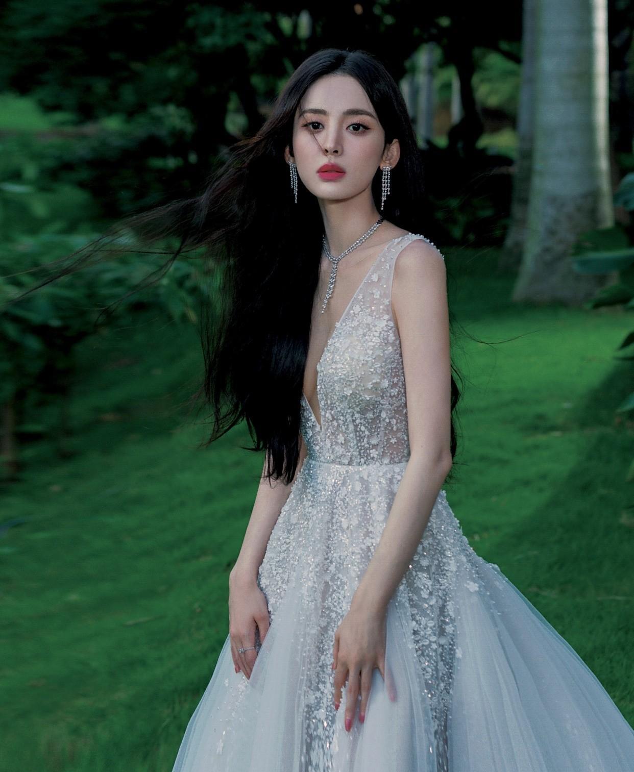 《赴山海》大美女:古力娜扎，饰演萧雪鱼，33岁，172㎝，北京电影学院；李凯