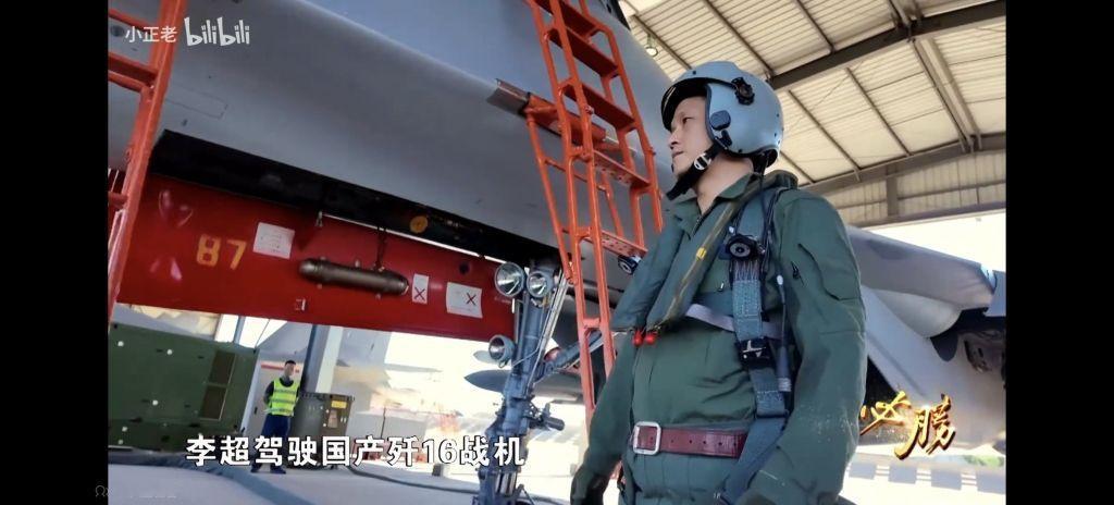 “李超驾驶歼16战机拒止驱离外军隐身战机。当时情况是2对2，双方第一次交汇完李超