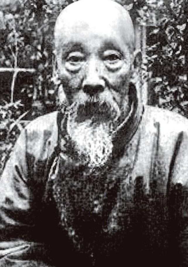 郭宝昌曾说，养父乐镜宇比养母郭榕大42岁，又老又丑、坏事做绝；可年轻貌美的养母，