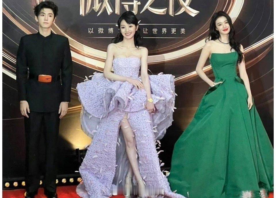 和田曦薇站在一块，王楚然眼神里满是自信