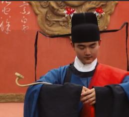 古时，一寡妇给地主刷夜壶，结工钱时，地主看寡妇一个人就想赖账，竟然给寡妇端了一碗