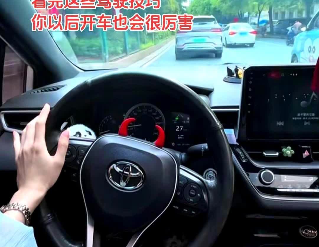 开车必知的一条经验，千万别不当回事！有些小伙伴开车总喜欢把座椅调得特别靠