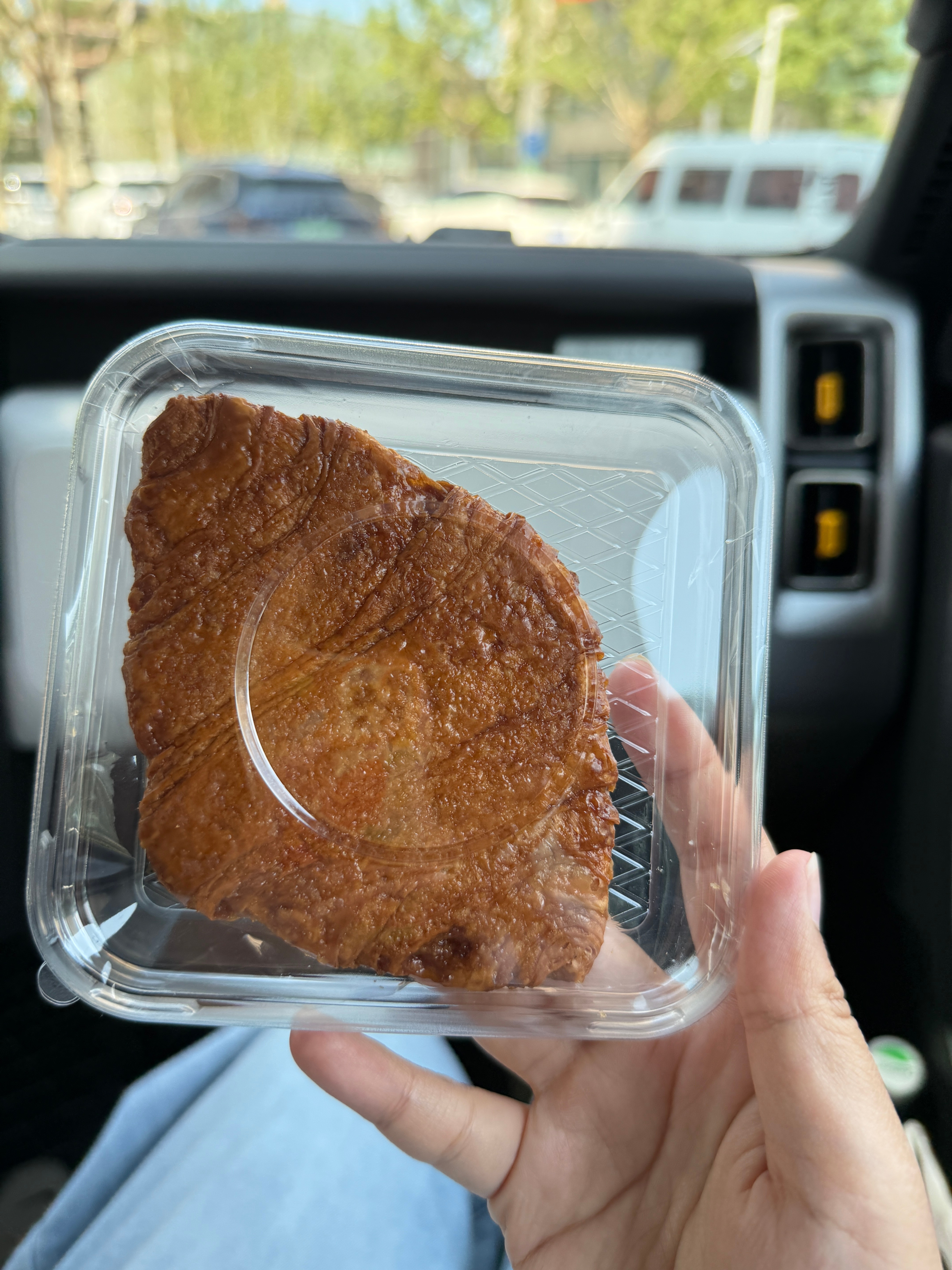 第一次吃瑞幸这个扁的可颂，以为是面包压扁了呢，结果是跟焦糖一样硬的，咬不动的那种