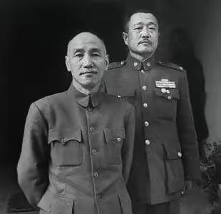 1947年，蒋介石召开军事会议，当所有人都到场以后，看到第一兵团司令官汤恩伯直挺
