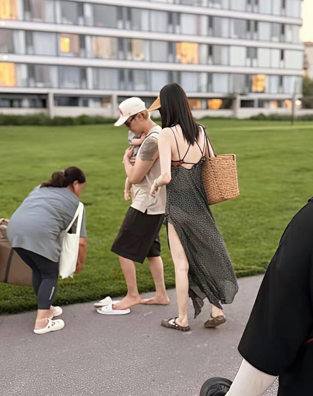陈伟霆何穗合体带娃，何穗一身露背长裙，尽显年轻貌美 ​