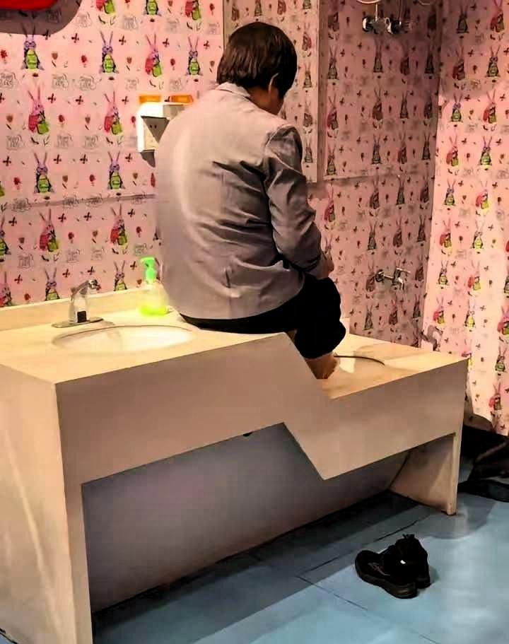 这个保洁员的脚是真金贵啊？郑州东站又以意想不到的方式出名了郑州东站作为中