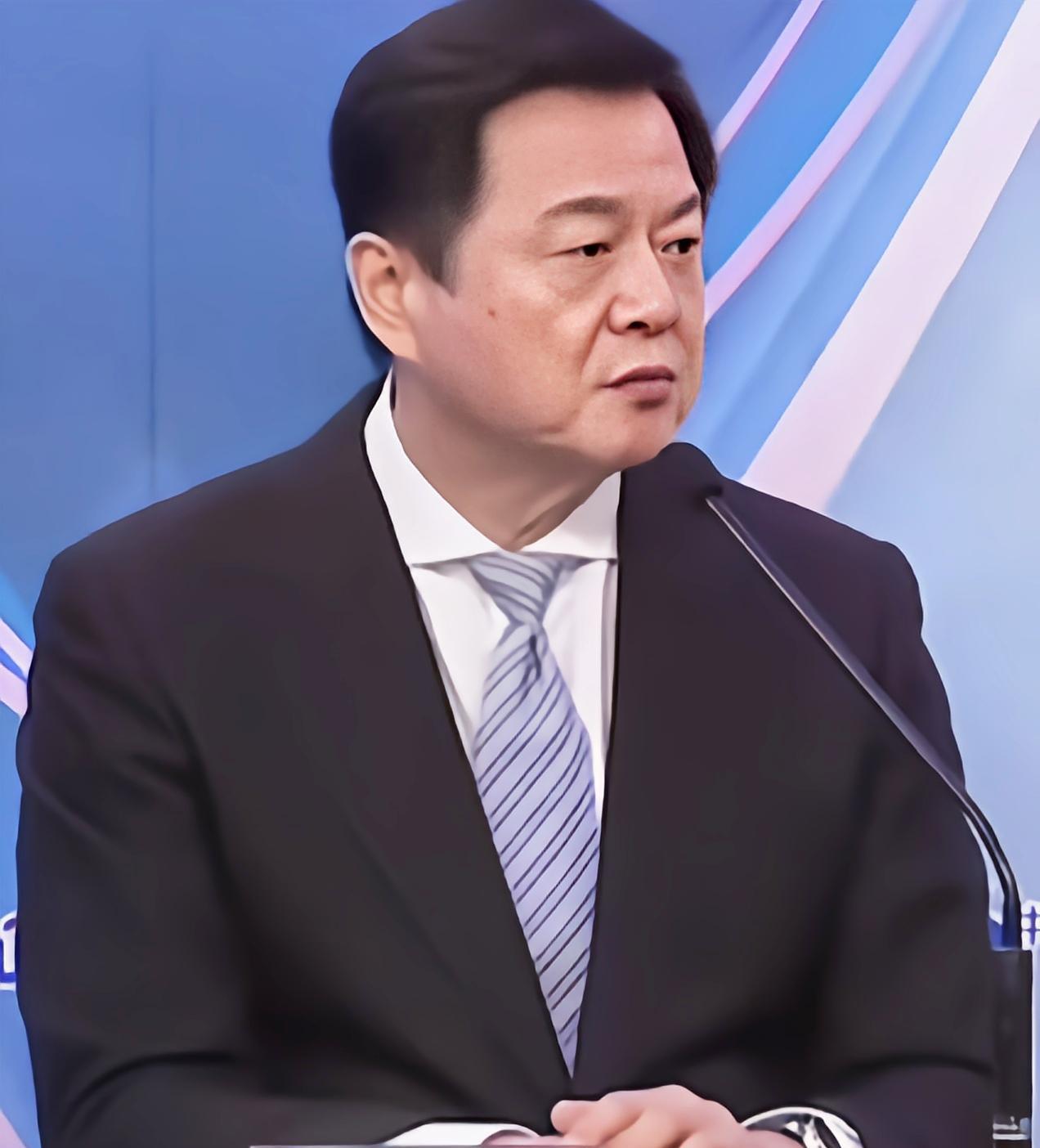 我发现一个小细节，周锡玮对三位国民党党主席参选人提问时明确说出了“中国包含中国大