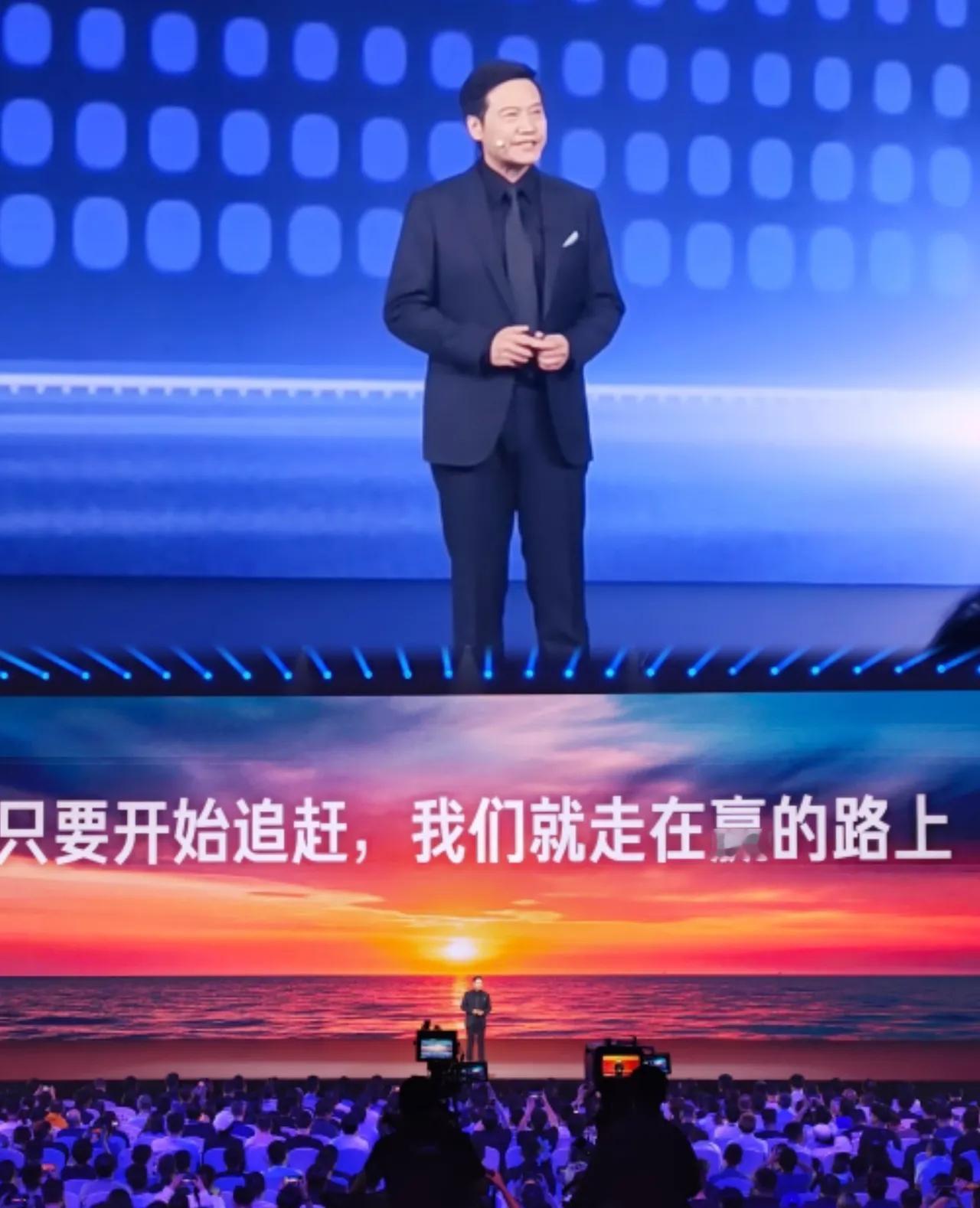 雷军昨晚这场发布会，真是让人看傻了。57岁的人，在台上站了快三个小时，几乎没看提