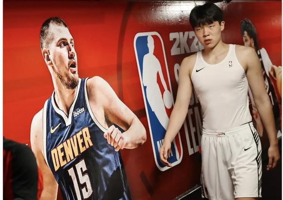 约老师真幽默啊约基奇中国行期间看到了杨瀚森想要与其合影的赛后采访时说道：“他挺