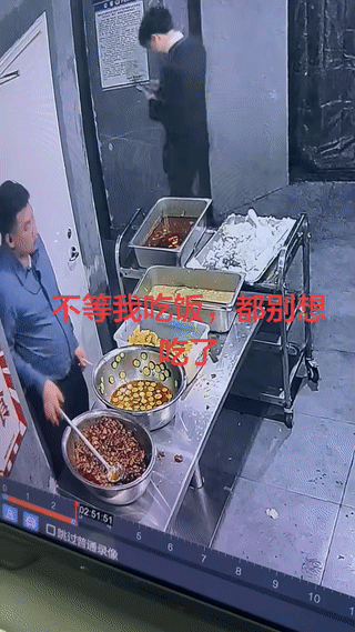 一名女子突然滑倒正好将一只手按在旁边的凉菜盆里？这让正在盛菜的男子都看懵了？