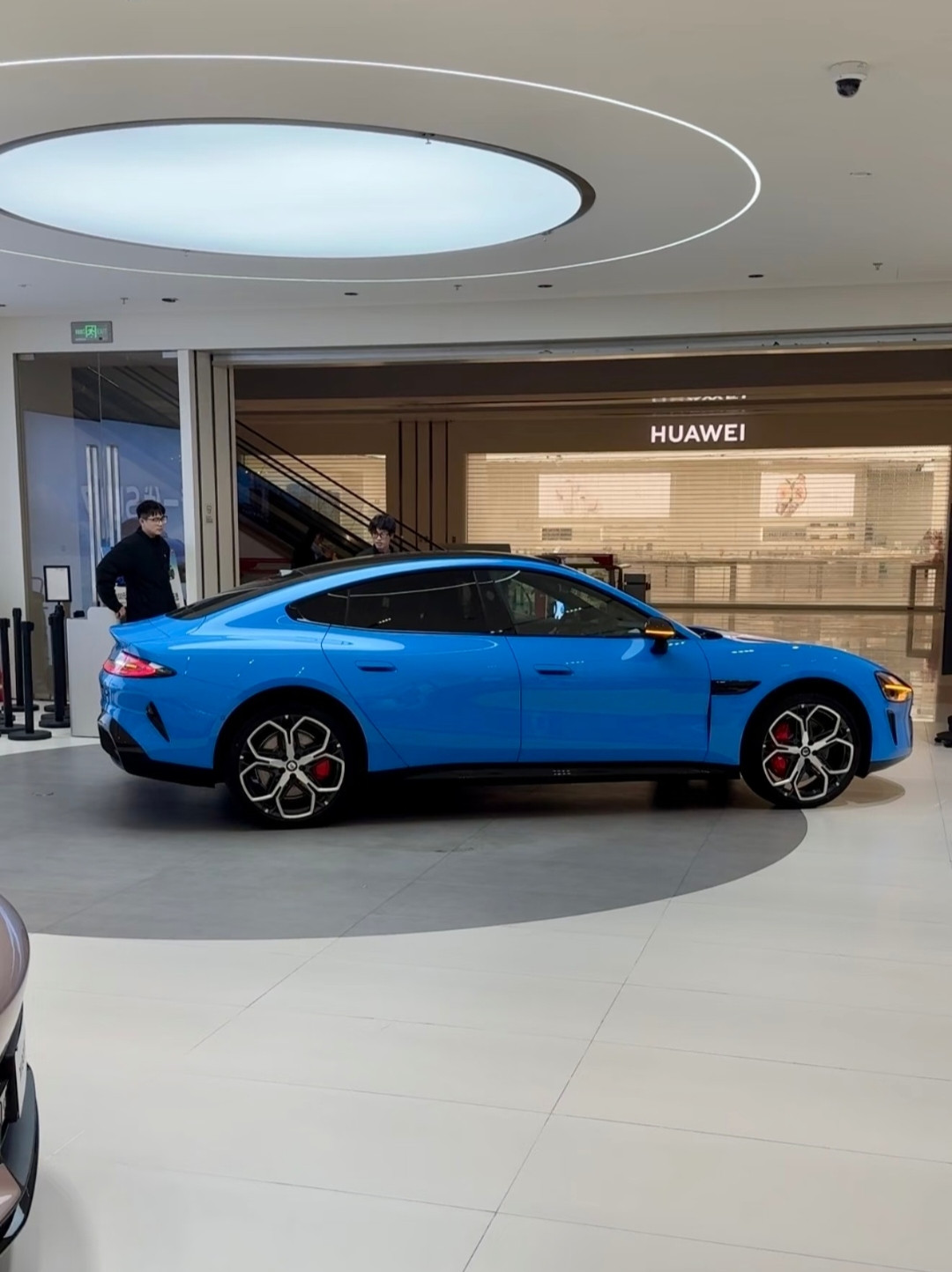 最近车友们有关注小米吗？老款的小米SU7已经下线，新款小米SU7上线了。