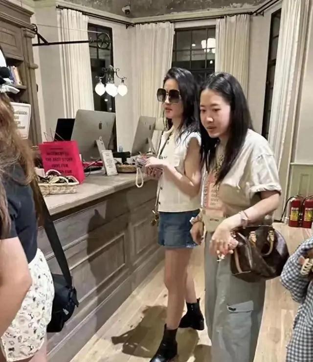 家人们快来吃我这记偶遇“安利”！在北京798闲逛时，我竟然幸运地碰到了张予曦。一