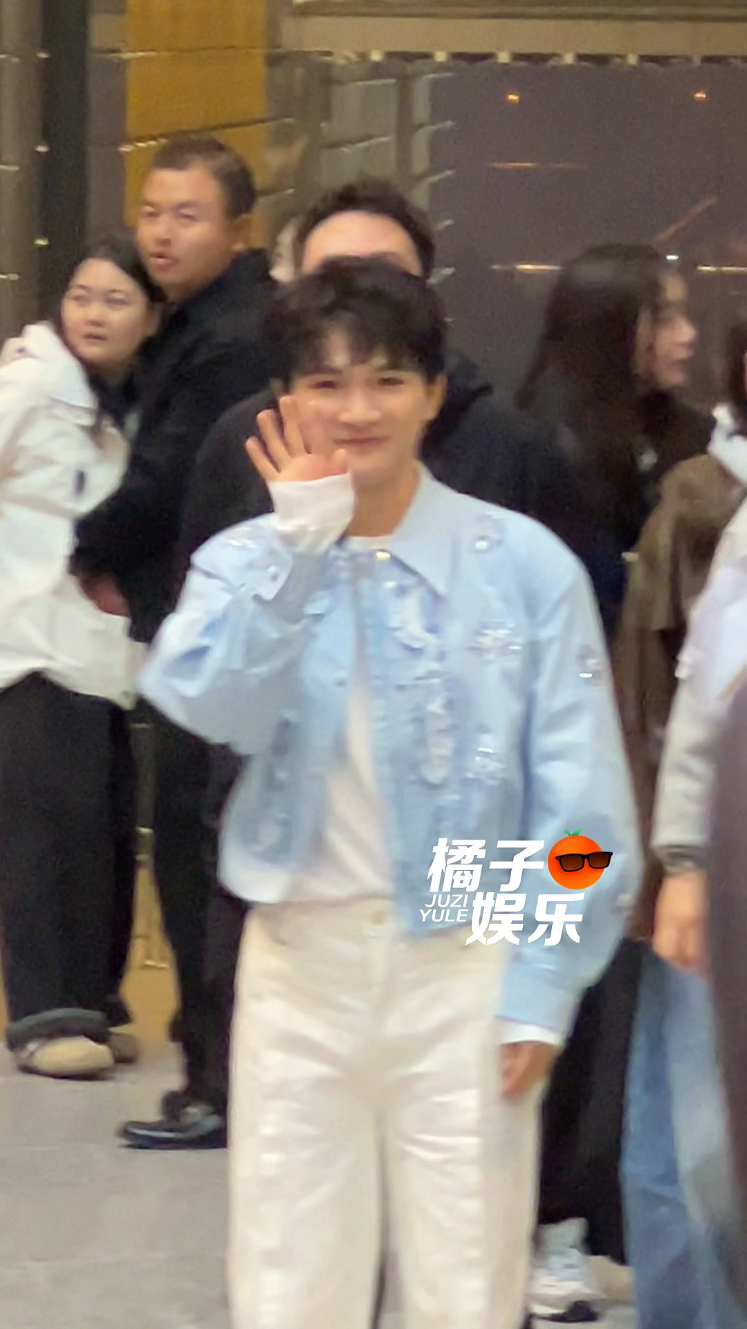 周深不让任何一个人白来，狂打招呼中！猫好！！🐱👋🏻周深不让任何一个人白来