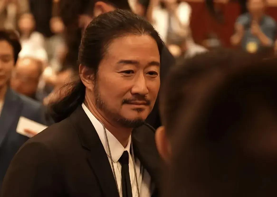 演员吴京这卖的是哪门子的药？网友不说，还真没看出来，这气质风度以为是扶桑