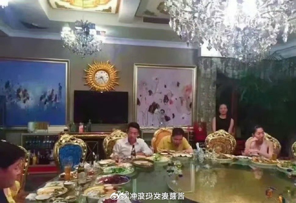 那些说大S不爱孩子的，真的让人寒心。看看多年前汪小菲大S和朋友聚会，抱孩子吃饭很