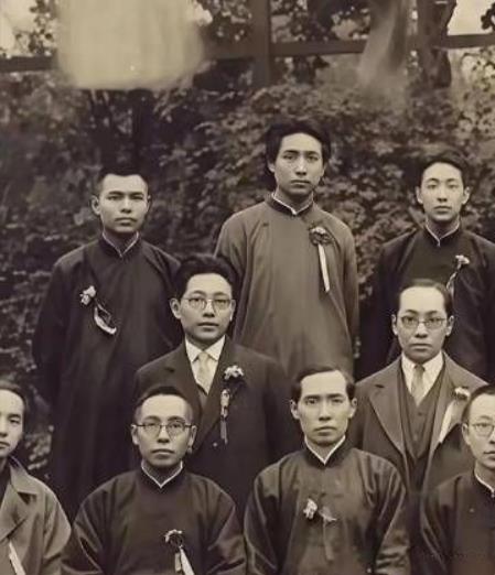 毛主席年轻时英姿飒爽的照片，还是非常罕见的，主席年轻的时候干净整洁，相貌堂堂！