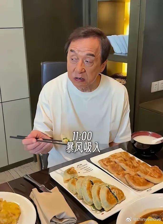 71岁的成龙，一顿饭就把半个娱乐圈的养生人设干碎了