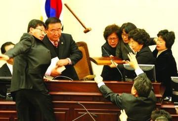 首尔市长丢了党首被逼辞职，三人抢位子，韩国执政党内斗正酣据新华社7月28日的报