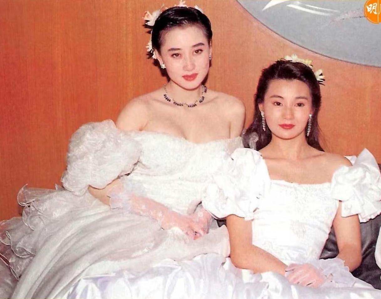 利智和张曼玉早年的婚纱照合影真的非常惊艳，两人美得各有千秋。不过客观来说，白