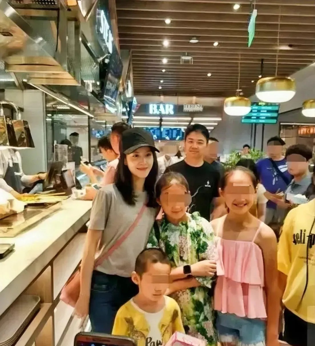偶遇刘强东和章泽天带着儿女超市购物！发现只要跟老婆孩子在一起，刘强东总是