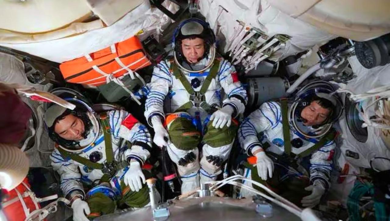 这波太空应急操作，全世界都看傻了，神舟二十号遭碎片撞击，9天就完成乘组换乘返