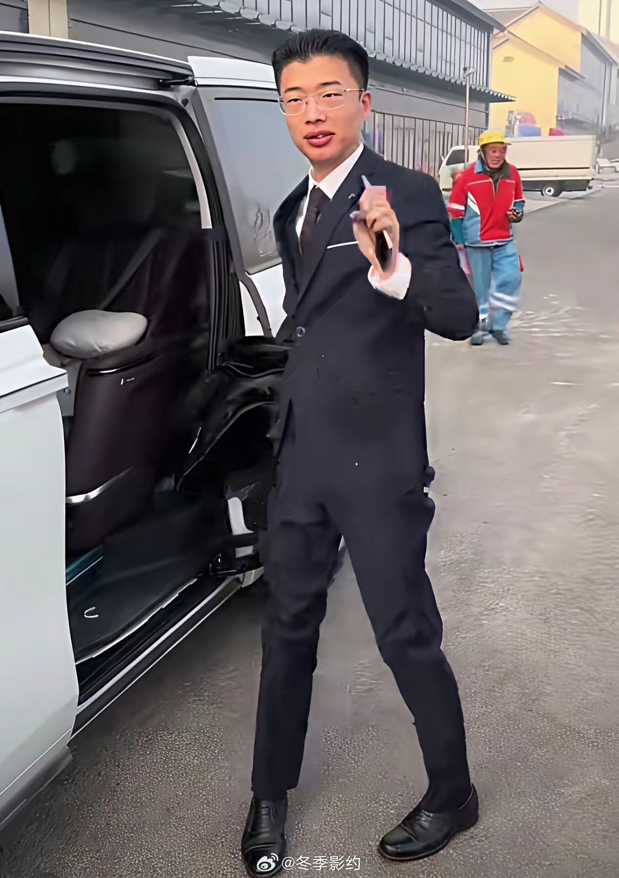 郭有才从一个做烧烤的青年一跃成为网红名人，他以前穿的都是地摊货，如今西装革履，很