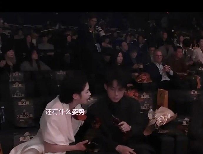 男生高冷就会有女生贴贴吗？向涵之也爱周奇司晓迪也贴着周奇在女生眼里，周奇算帅哥吗