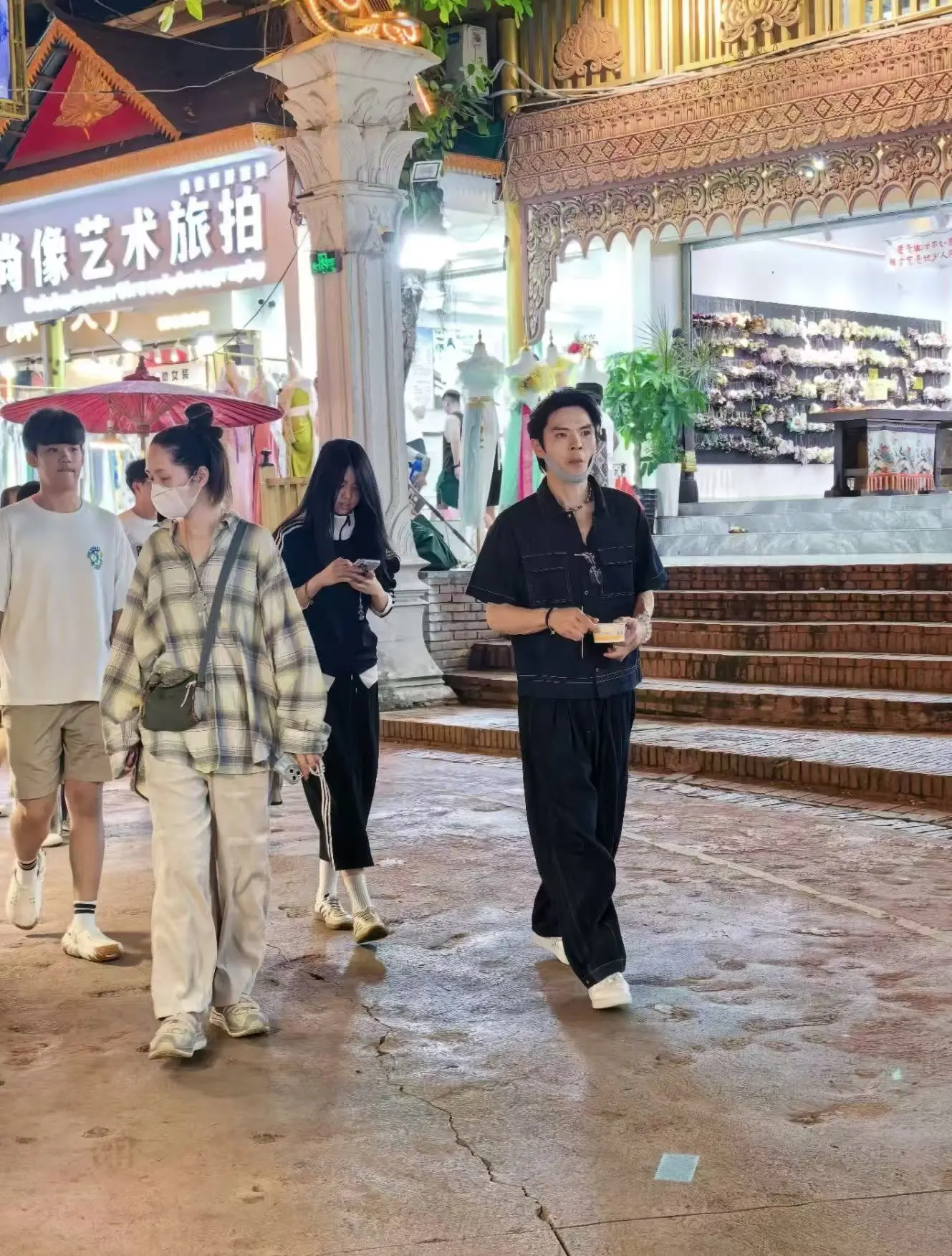 郭碧婷两口子带着爸爸跟妹妹的孩子度假。郭爸爸前两天就透露女儿带他来西双...