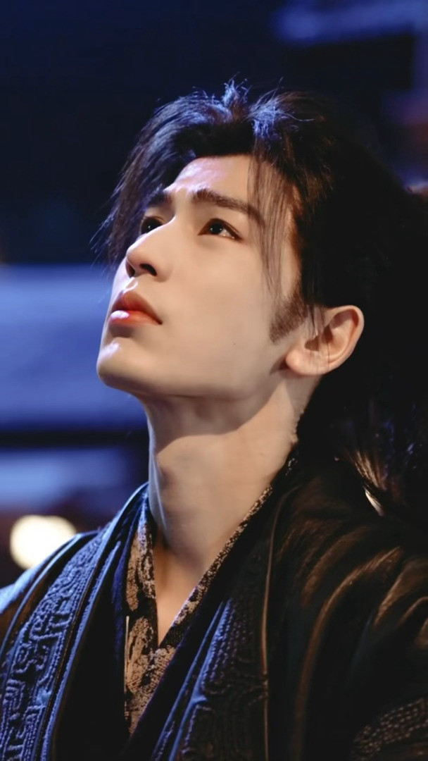 对摄影是真心的我们凌赫欧巴！认真研究的小表情咋这么萌🥺🫳🏻🫳🏻张凌赫对