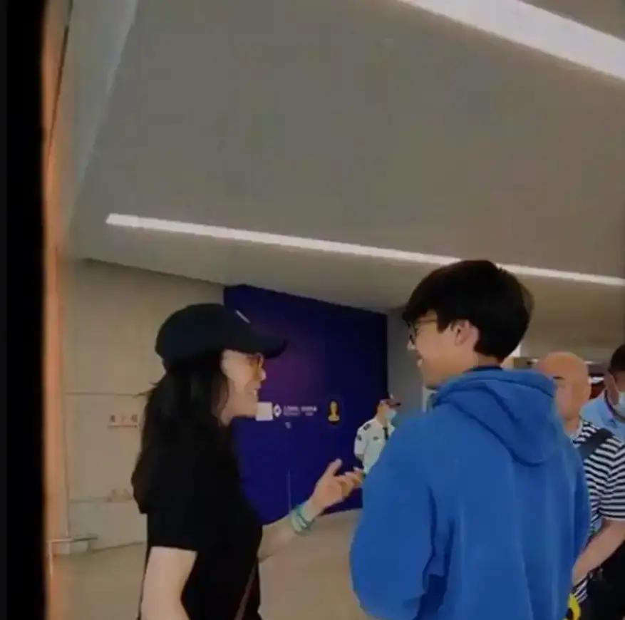 歌手孙悦，在泳池边整整坐了8年。不是投资，不为作秀。只为治好儿子吴文祺的哮喘