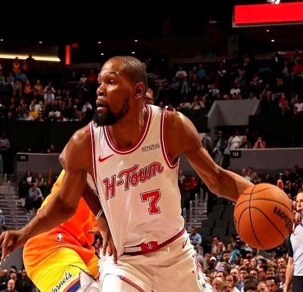 37岁的杜兰特，把铁帅乌度卡彻底打服了。赛后乌度卡直接摊牌，说这老家伙从二