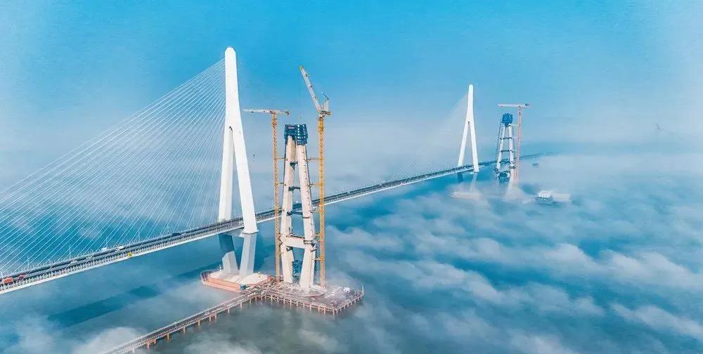 7月1日凌晨，沪渝蓉高速铁路通泰扬特大桥控制性工程之一引江河斜拉桥合龙标志着这座