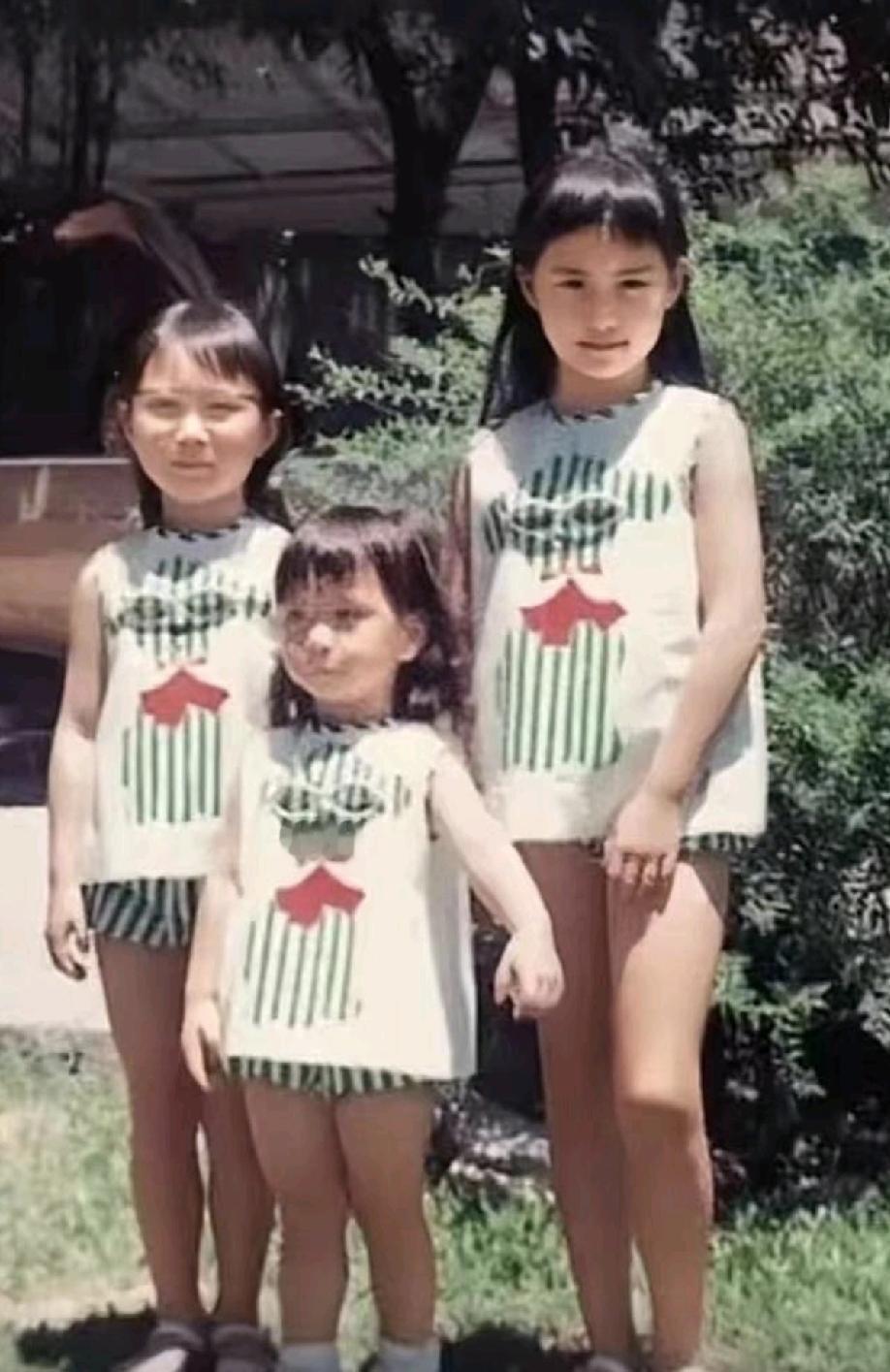 何超蕸不但拥有血浓于水的手足情，还有长达多半生的闺蜜情。原TVB艺人黎芷珊称何