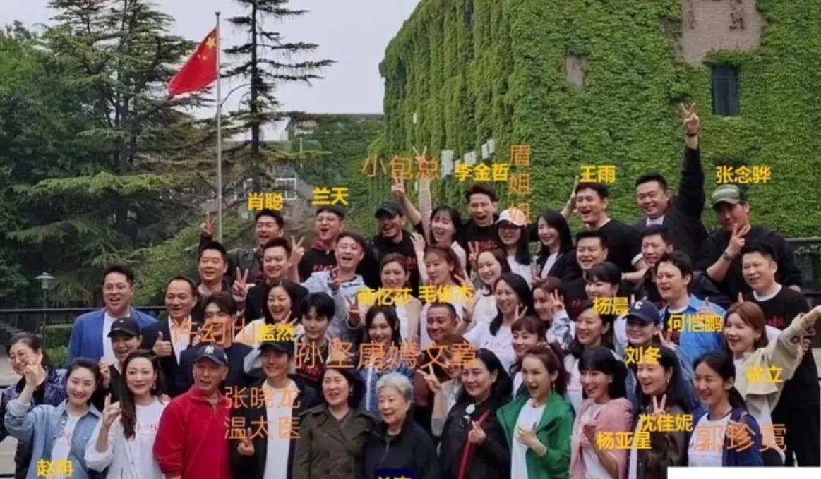 文章同学会被“赶鸭子上架”发言，陶虹现身中戏校友会引关注男演员孙坚在社交平台分
