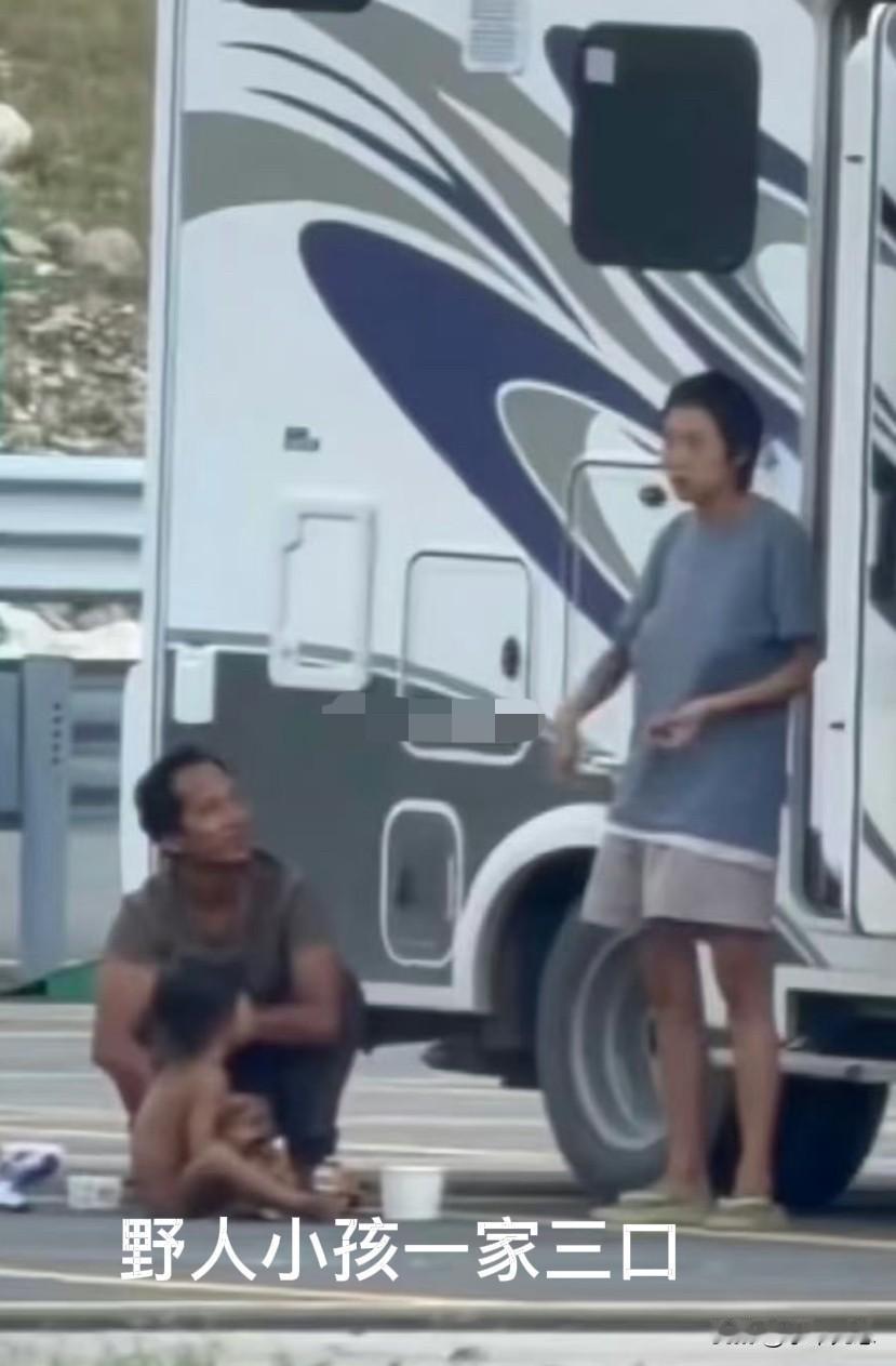关于云南野人小孩，网友们提供了六条线索：1、小孩是领养的，还没有上户口。