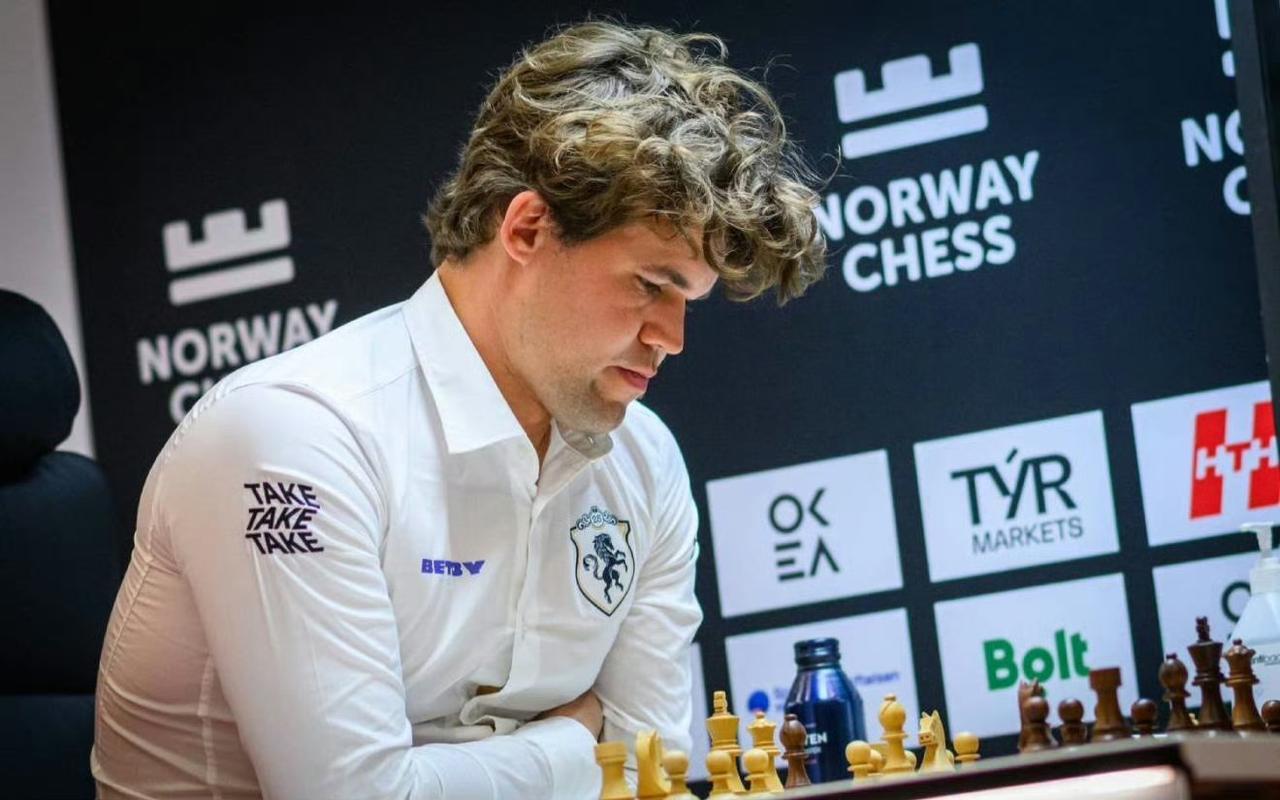 棋王卡尔森慢棋胜新科世界冠军古克什，与中村光并列榜首：韦奕快棋负艾里盖西。国