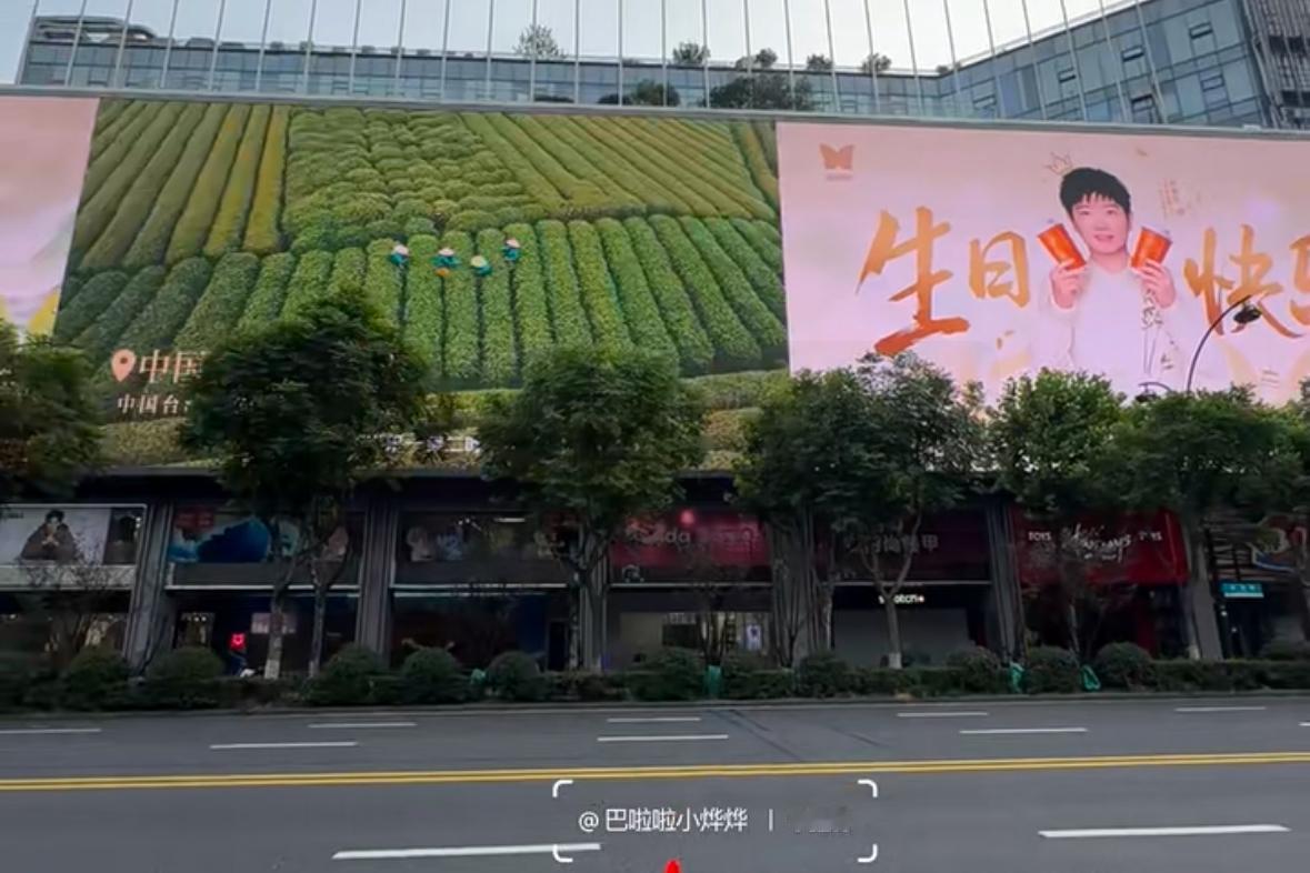 孙颖莎生日快乐，提前的祝福，品牌方给的排面，不止是宣传，还是对莎莎像孩子的宠爱！