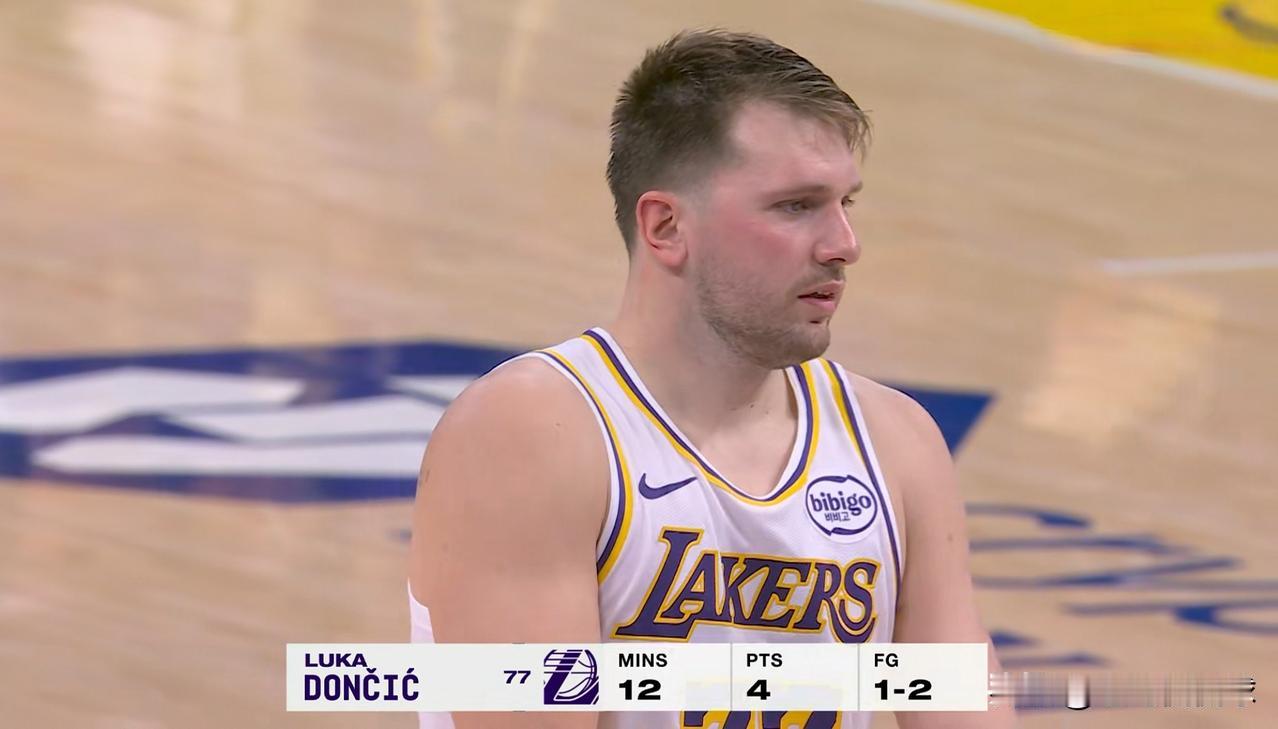 湖人当家球星东契奇真是失误连连！在今天湖人主场迎战火箭的上半场比赛中，东契奇首发