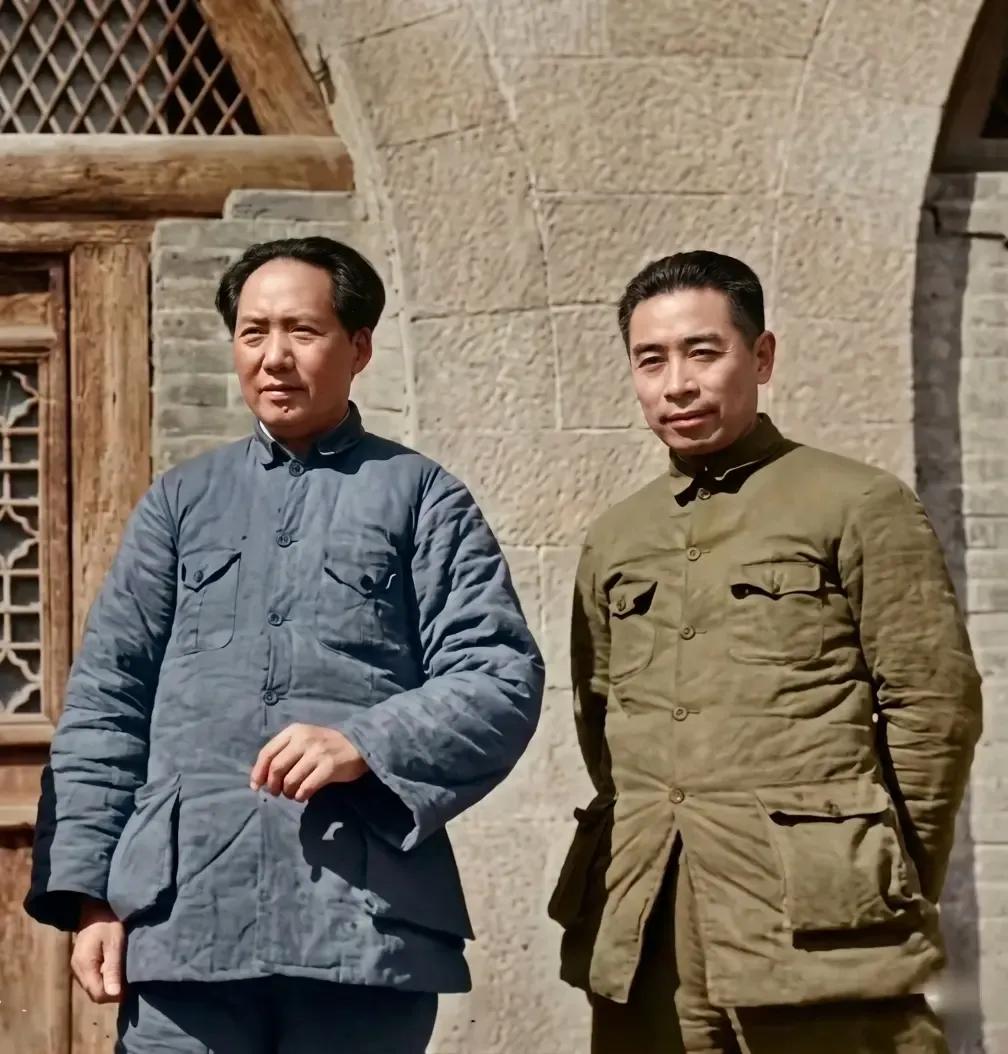 这是我们伟大领袖毛主席和我们敬爱的周总理在窑洞前的合影留念。两个伟大的无产阶